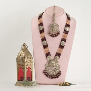 Conjunto de joyas nupciales Kundan hechas a mano en color granate: collar largo y pendientes.