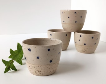 Handgefertigter Steingutbecher: Keramikbecher mit blauem Dekor (190 ml / 6,4 oz.)