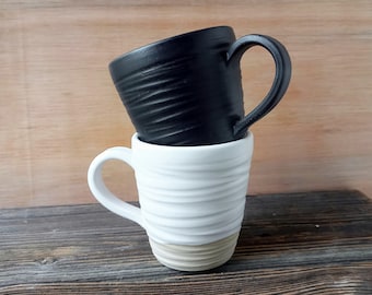 Keramik Becher / 400ml Tasse / 14 oz / Schwarze Tasse / Weiße Tasse / Einzigartige Tasse / Steingut / Geschenk / Handwerkliche Keramik