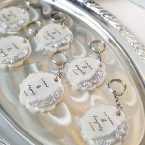 Elegante juego de llaveros de recuerdo de boda en plata y oro. Llavero de epoxi personalizable para recuerdo de boda. Recuerdo de fiesta plateado para invitados. Regalo de agradecimiento.