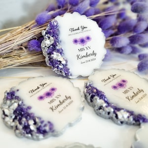 Elegante imán de recuerdo de quinceañera en lila y morado con detalles plateados pintados a mano. Recuerdo de celebración de 16 cumpleaños. Recuerdos de 15.