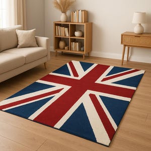 Può includere: Un tappeto rosso, bianco e blu con il design dell'Union Jack. Il tappeto è su un pavimento in legno in un soggiorno.