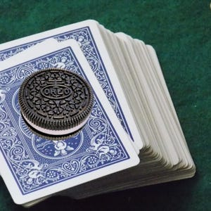Biscuit Rounders Poker Card Guard - Inspiré du Teddy KGB, accessoire de film de poker, cadeau unique pour les joueurs de poker, conception de gaufrettes au chocolat