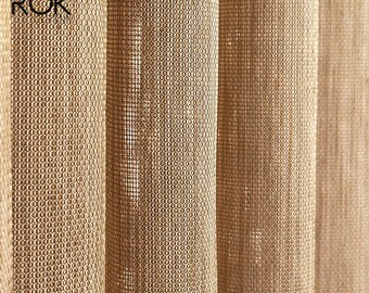 Pode incluir: Close-up de uma cortina bege transparente com um padrão tecido. A cortina é feita de um tecido leve e tem uma textura sutil.