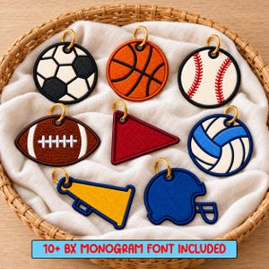 Puede incluir: Una colección de siete llaveros con temática deportiva que incluye un balón de fútbol, baloncesto, béisbol, fútbol americano, banderín rojo, voleibol, megáfono amarillo y casco azul, cada uno con un anillo dorado. Texto: 10+ BX MONOGRAM FONT INCLUDED.