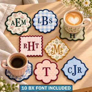 Puede incluir: Una colección de siete posavasos de tela con bordes festoneados, con varios patrones que incluyen flores, cuadros vichy y lunares. Cada posavasos muestra monogramas o letras bordadas. Dos tazas de cerámica descansan sobre ellos. Texto: 10 BX FONT INCLUDED.