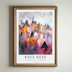 Könnte beinhalten: Ein gerahmter Kunstdruck mit einem farbenfrohen abstrakten Stadtbild von Paul Klee. Das Kunstwerk zeigt geometrische Formen in Orange-, Rosa-, Lila- und Grautönen, mit dem Namen und den Details des Künstlers unten. Der Druck befindet sich in einem Holzrahmen.