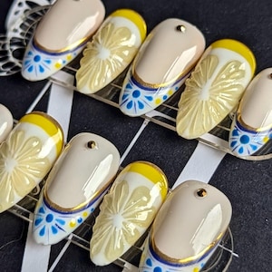 Unhas postiças com pingente de Limoncello – Unhas de verão mediterrâneas – Nail Art com azulejos azuis – Unhas reutilizáveis pintadas à mão