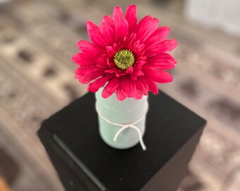 Petite fleur dans un pot peint