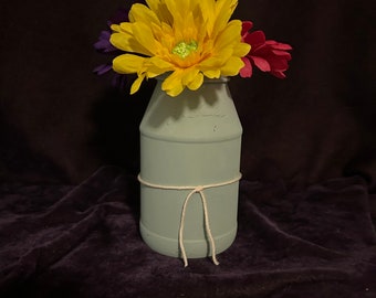 Grande fleur dans un pot peint