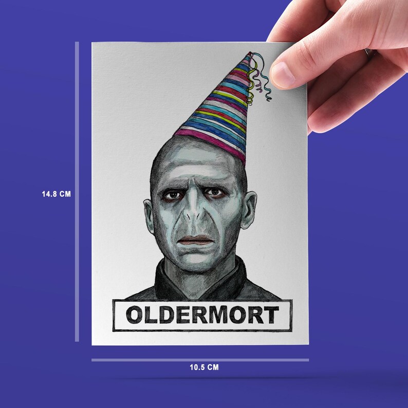 May include: A rectangular card featuring a portrait of a character with a party hat. The character's face is gray, with a black shirt and the word "OLDERMORT" in a black rectangle. The card measures 10.5 cm wide and 14.8 cm tall.