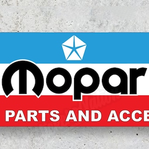 Puede incluir: Un letrero rectangular con un esquema de color azul, blanco y rojo. La palabra "Mopar" está en negro, con un logotipo de pentágono blanco encima. El texto "GENUINE PARTS AND ACCESSORIES" está en blanco en la parte inferior.