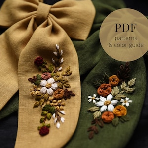 Op de afbeelding: Twee stoffen strikjes met geborduurde bloemenmotieven. Het strikje links is lichtbruin met een wit, oranje en groen bloemenmotief. Het strikje rechts is donkergroen met een wit, oranje en groen bloemenmotief. De tekst "PDF patterns & color guide" staat in een witte cirkel aan de rechterkant van de afbeelding.
