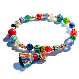 Buntes Armband aus Millefiori-Perlen und Edelsteinperlen mit Quaste Anhänger | Armband Geschenk Freundin