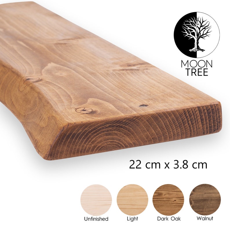 以下が含まれることがあります： 自然なエッジを持つ素朴な木製棚で、サイズは22cm x 3.8cmです。棚は未加工の木材で作られており、薄い茶色をしています。棚は、どんな部屋にも素朴な魅力を加えるのに最適です。