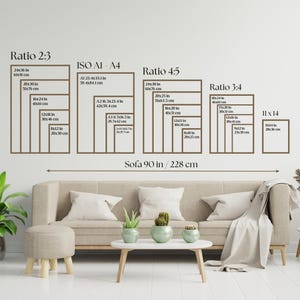 Puede incluir: Un diagrama que muestra diferentes proporciones para enmarcar obras de arte, incluyendo 2:3, 4:5, 3:4 y 11x14. El diagrama incluye medidas en pulgadas y cent&iacute;metros. El texto "Sofa 90 in/228 cm" est&aacute; en la parte inferior del diagrama.