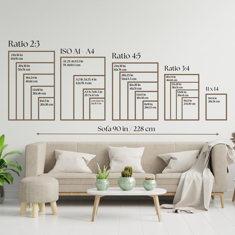 Puede incluir: Un diagrama que muestra diferentes proporciones para enmarcar obras de arte, incluyendo 2:3, 4:5, 3:4 y 11x14. El diagrama incluye medidas en pulgadas y cent&iacute;metros. El texto "Sofa 90 in/228 cm" est&aacute; en la parte inferior del diagrama.