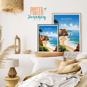 Puede incluir: Dos p&oacute;sters enmarcados con una escena de playa en Algarve, Portugal. Los p&oacute;sters est&aacute;n en un dormitorio con una cama, almohadas y una l&aacute;mpara.