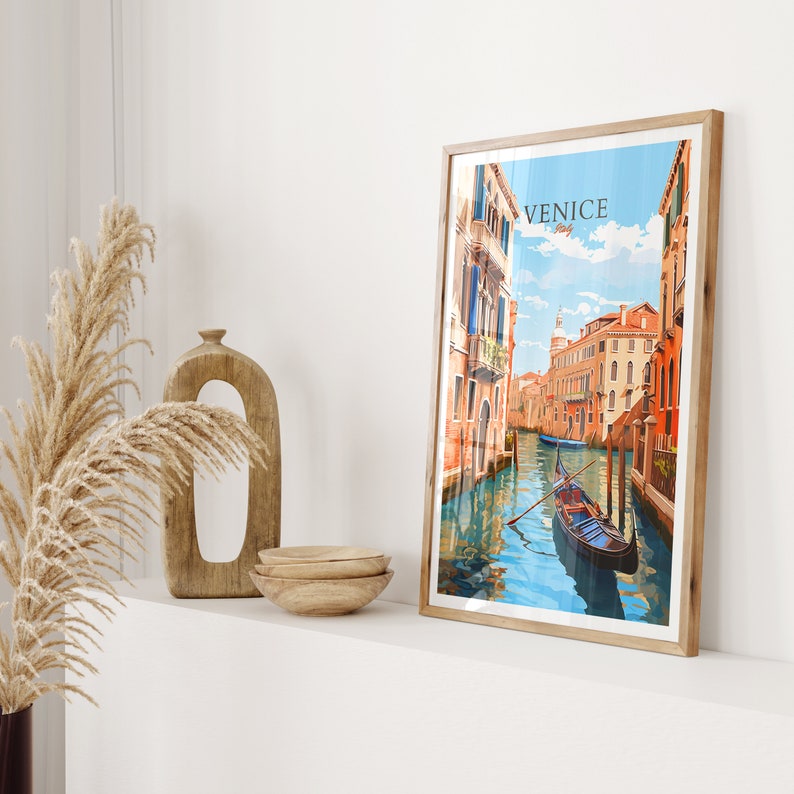 Puede incluir: Una impresi&oacute;n enmarcada de una pintura colorida que representa una g&oacute;ndola en un canal de Venecia, Italia. El texto "VENICE Italy" est&aacute; en la esquina superior derecha de la impresi&oacute;n.