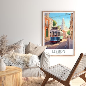 Op de afbeelding: Een vintage-stijl illustratie van een blauwe en gele tram die een geplaveide straat in Lissabon, Portugal, afdaalt. De tram wordt omringd door kleurrijke gebouwen en een kerk op de achtergrond. De tekst "LISBON PORTUGAL" is onder de afbeelding gedrukt.