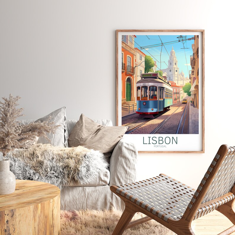 Op de afbeelding: Een vintage-stijl illustratie van een blauwe en gele tram die een geplaveide straat in Lissabon, Portugal, afdaalt. De tram wordt omringd door kleurrijke gebouwen en een kerk op de achtergrond. De tekst "LISBON PORTUGAL" is onder de afbeelding gedrukt.