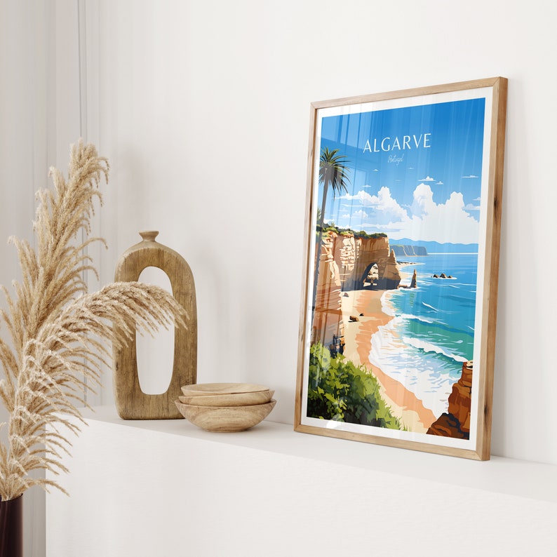 Puede incluir: Un cartel de viaje de estilo vintage que presenta una vista panor&aacute;mica de una costa rocosa con un arco natural, una playa de arena y olas de color turquesa. El cartel est&aacute; titulado "ALGARVE Portugal".