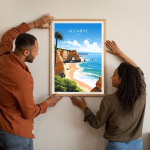 Puede incluir: Un p&oacute;ster enmarcado con una ilustraci&oacute;n colorida de una escena de playa en Algarve, Portugal. El p&oacute;ster presenta un acantilado rocoso con un arco, una playa de arena y olas azules del oc&eacute;ano. El texto "ALGARVE Portugal" est&aacute; impreso en la parte superior del p&oacute;ster.