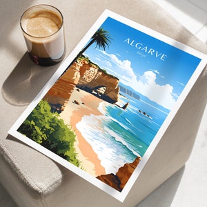 Puede incluir: Una ilustraci&oacute;n colorida de una escena de playa en Algarve, Portugal. La imagen presenta un acantilado rocoso con un arco natural, una playa de arena, olas azules del oc&eacute;ano y una palmera. El texto "ALGARVE Portugal" se muestra en la esquina superior derecha.