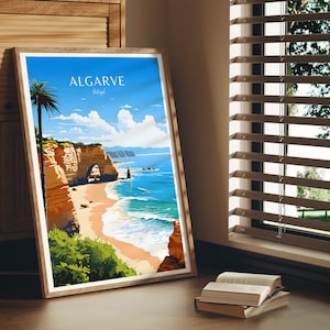 Puede incluir: Un dise&ntilde;o de p&oacute;ster de viaje vintage con una vista panor&aacute;mica de una costa rocosa con un arco natural, olas azules del oc&eacute;ano y una palmera. El p&oacute;ster se titula "ALGARVE Portugal".