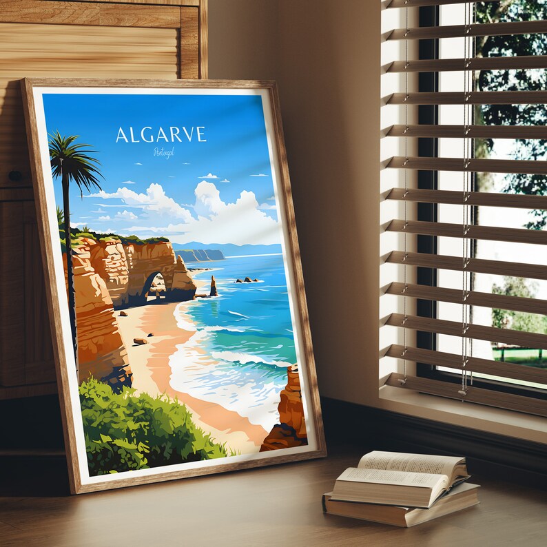 Puede incluir: Un dise&ntilde;o de p&oacute;ster de viaje vintage con una vista panor&aacute;mica de una costa rocosa con un arco natural, olas azules del oc&eacute;ano y una palmera. El p&oacute;ster se titula "ALGARVE Portugal".