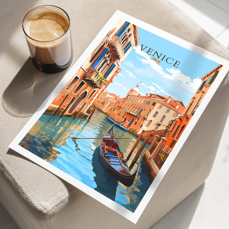 Puede incluir: Una ilustraci&oacute;n colorida de una g&oacute;ndola flotando por un canal en Venecia, Italia. La imagen presenta un cielo azul con nubes blancas y edificios a ambos lados del canal. El texto "VENICE Italy" est&aacute; impreso en la esquina superior derecha de la imagen.