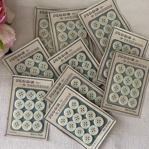 Antike französische Glasknöpfe auf Original Card Mode Parisienne, 12 Antike Weiße Glasknöpfe 3/4 Zoll knapp 2 cm