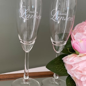 Ongebruikt paar Lanson-champagnefluiten, twee Franse champagneglazen, vintage Lanson-champagnereclame, nieuwe oude voorraad