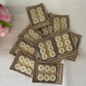 Boutons antiques en verre français sur carton original, 6 boutons antiques en verre blanc ivoire 3/4 po. un peu moins de 2 cm