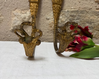 Par de alzapaños de cortina antiguos de bronce francés, soportes para cortinas estilo castillo chic de principios del siglo XX.