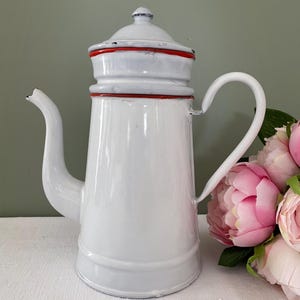 cafetière vintage émaillée, émail blanc et rouge, percolateur à café, cuisine de campagne française vintage des années 1950, verseuse à café sur la cuisinière
