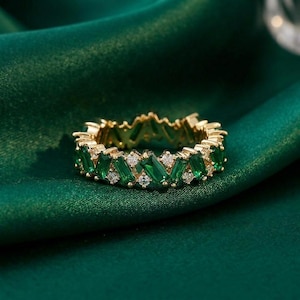 Puede incluir: Un juego de tres tazas de cerámica con un acabado moteado y mate. Las tazas son de color crema, gris claro y gris oscuro. Cada taza tiene un diseño simple y minimalista, ideal para café o té.