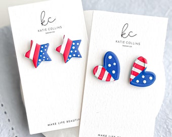Pendientes de estrellas y rayas del 4 de julio, tachuelas patrióticas de EE. UU., hechos a mano con arcilla polimérica.