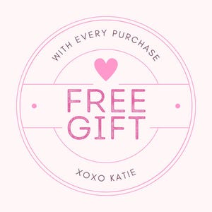 Puede incluir: Un gr&aacute;fico circular rosa con las palabras "FREE GIFT" en negrita, en rosa, y un coraz&oacute;n rosa encima del texto. Las palabras "WITH EVERY PURCHASE" y "XOXO KATIE" tambi&eacute;n est&aacute;n incluidas en el dise&ntilde;o.