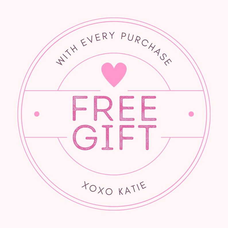 Puede incluir: Un gr&aacute;fico circular rosa con las palabras "FREE GIFT" en negrita, en rosa, y un coraz&oacute;n rosa encima del texto. Las palabras "WITH EVERY PURCHASE" y "XOXO KATIE" tambi&eacute;n est&aacute;n incluidas en el dise&ntilde;o.