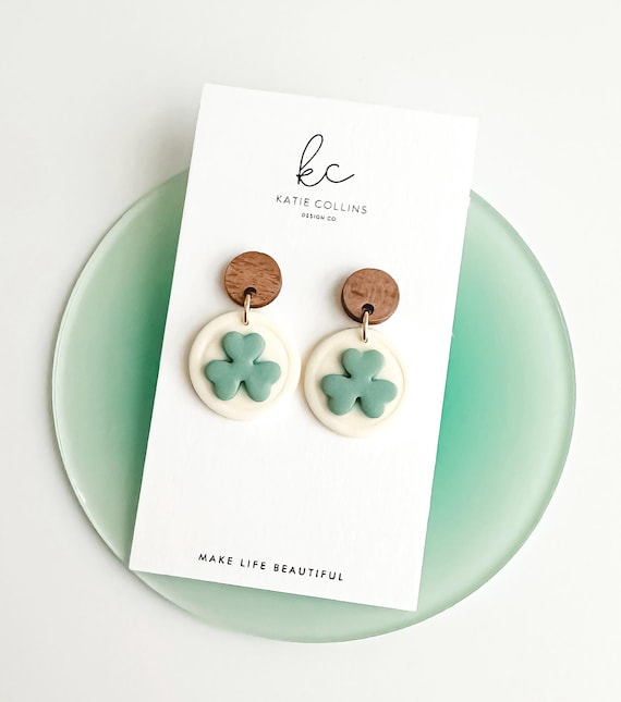 Orecchini pendenti a forma di trifoglio verde, orecchini delicati a quattro foglie, orecchini di San Patrizio, regali irlandesi, orecchini pendenti portafortuna, regalo di compleanno per lei - Italia