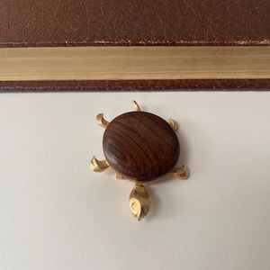Vintage Wood & Gold Tone Turtle Brooch – Mid-Century Animal Pin, Handmade Mixed Materials Jewelry, Nature Lapel Pin - Turtle Collector Pin