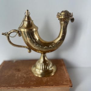Lampe à huile vintage en laiton de style génie - Lampe Aladdin sur piédestal gravé avec mèche et éteignoir - Fabriquée en Inde - Lampe en laiton massif - Laiton vintage