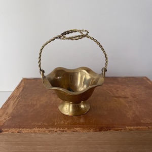 Vintage Brass Footed Bowl with Twisted Handle – Small Decorative Pedestal Dish – Rustic Brass Vessel | Miniature Brass Basket  | Dollhouse