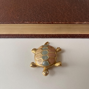 Pastel Enamel Turtle Brooch – Vintage Gold-Tone Animal Pin with Soft Pink, Blue & Beige Shell – Estate Jewelry - Turtle Collector Pin