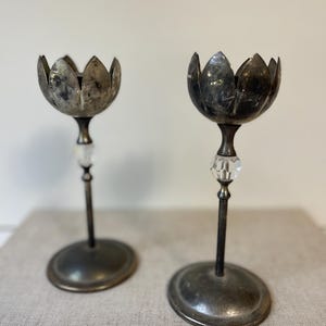 Vintage silver ljusstake med lotusblomma, par. Vintage silver ljusstakar. Vintage silverdekor. Lotusblomma.