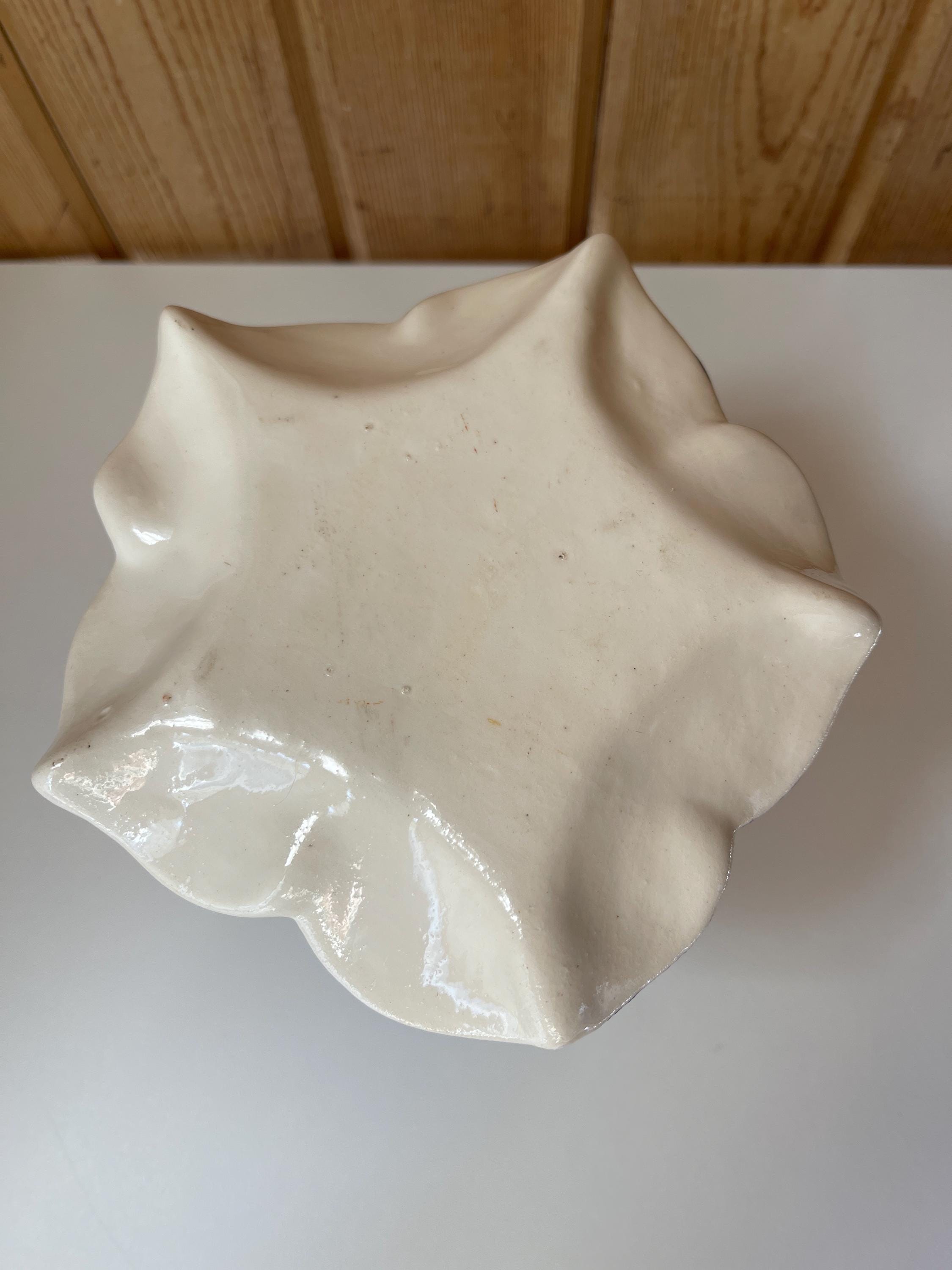 ヴィンテージの青と白の蓮の花の陶器。蓮の花の陶器プランター。蓮の花