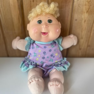 2015 Cabbage Patch Kids Doll – Blonde Curly Hair, Green Eyes, Soft Body Baby Doll in Butterfly Pajamas – O.A.A. Inc. WCT-33B