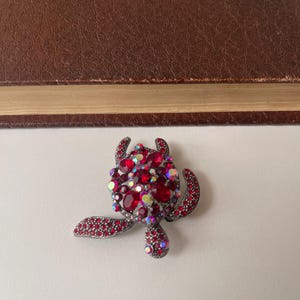Red Rhinestone Sea Turtle Brooch – Sparkly Crystal Pin – Silver Tone Animal Jewelry – Ocean Lover Gift – Beachwear Accessory - Turtle