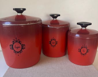 Juego de botes rojos vintage de West Bend • Almacenamiento de cocina de aluminio de los años 50 • Azúcar, café y té • Botes rojos con degradado retro • West Bend de mediados de siglo